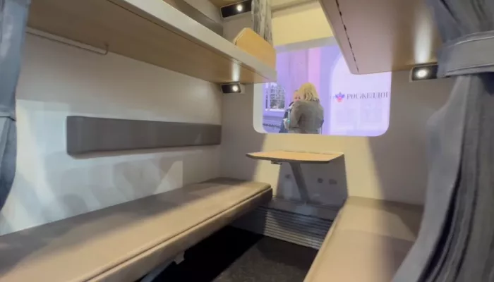 РЖД представили новый плацкартный вагон: шире полки, больше мест и даже душевая. Фото