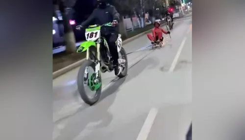 В Горно-Алтайске мотоциклист прокатил на санках по дороге красного человека с рогами