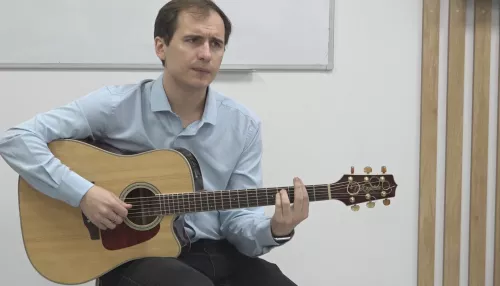 Между физикой и лирикой: преподаватель АлтГУ Павел Ладыгин объединяет науку и музыку