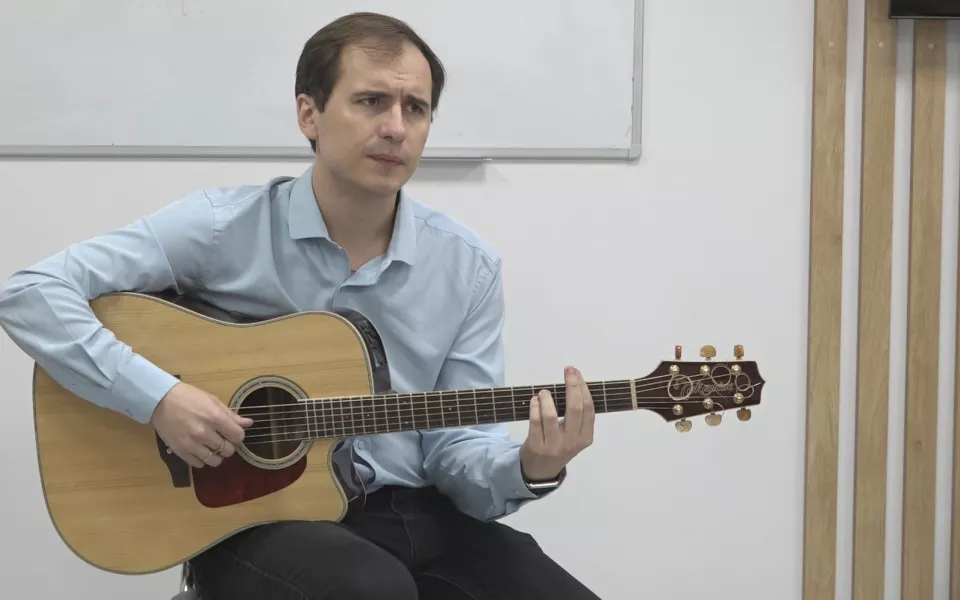 Между физикой и лирикой: преподаватель АлтГУ Павел Ладыгин объединяет науку и музыку