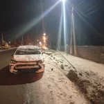 Пьяный водитель иномарки влетел в дорожный знак, уходя от полиции в Горно-Алтайске