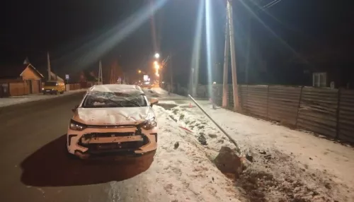 Пьяный водитель иномарки влетел в дорожный знак, уходя от полиции в Горно-Алтайске