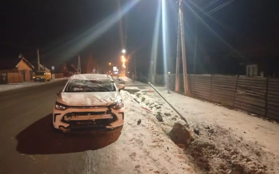 Пьяный водитель иномарки влетел в дорожный знак, уходя от полиции в Горно-Алтайске