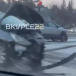 Два автомобиля столкнулись лоб в лоб и заблокировали движение трамваев в Барнауле