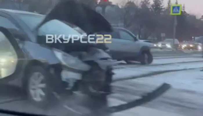 Два автомобиля столкнулись лоб в лоб и заблокировали движение трамваев в Барнауле