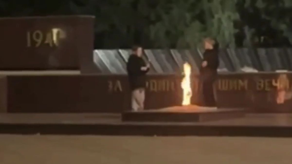 Подростки жарят еду на Вечном огне