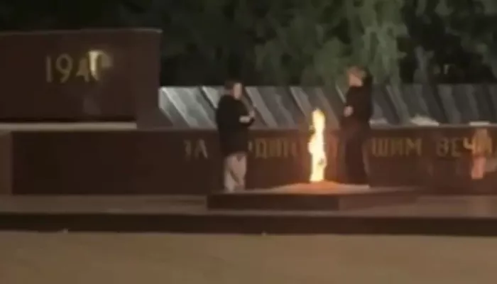 Подростки решили пожарить зефирки на Вечном огне. Прохожие сняли процесс на видео