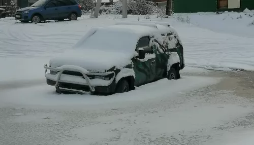 Наполовину вмерз в лужу: бийчане пожаловались на автомобиль, брошенный у здания ГАИ