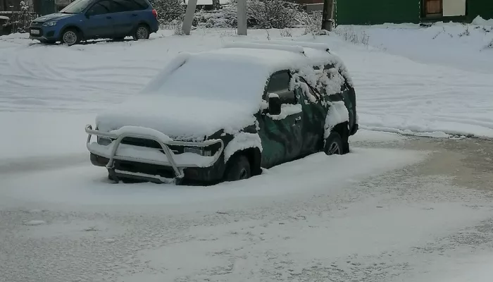 Наполовину вмерз в лужу: бийчане пожаловались на автомобиль, брошенный у здания ГАИ