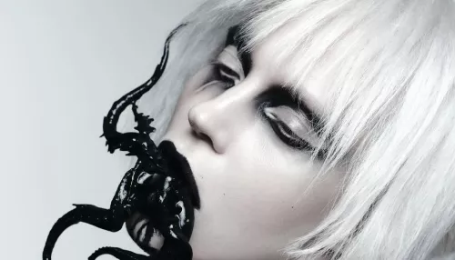 Глюкоза удивила подписчиков дерзкой фотосессией в стиле арт-перформанса