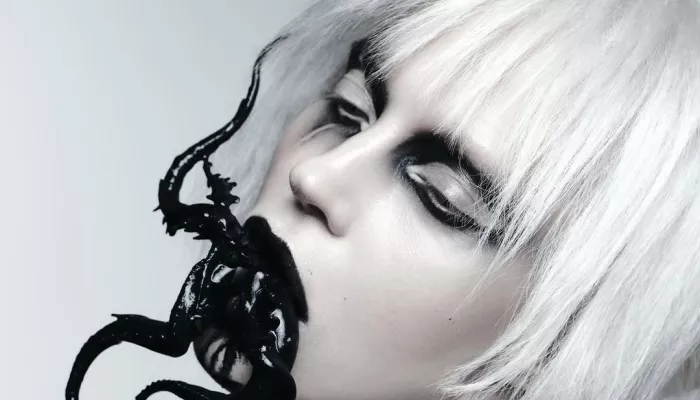 Глюкоза удивила подписчиков дерзкой фотосессией в стиле арт-перформанса