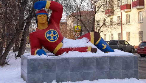 Батыр среди хрущевок: как выглядит улица Горно-Алтайская в Барнауле. Фото