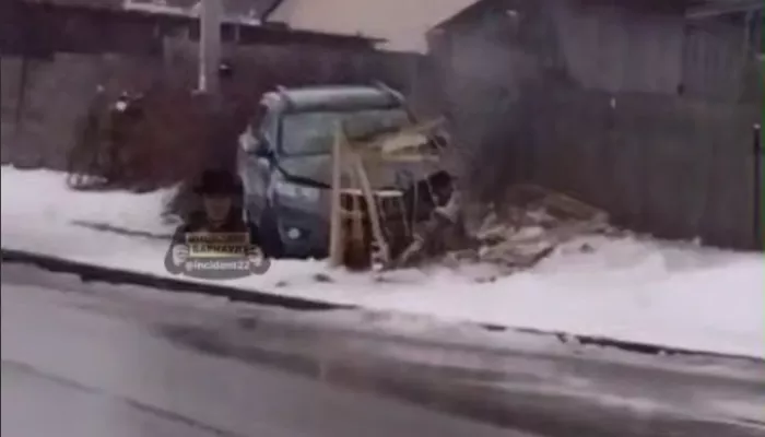 41 дом без газа: водитель врезался в газораспределительную колонку в Алтайском крае