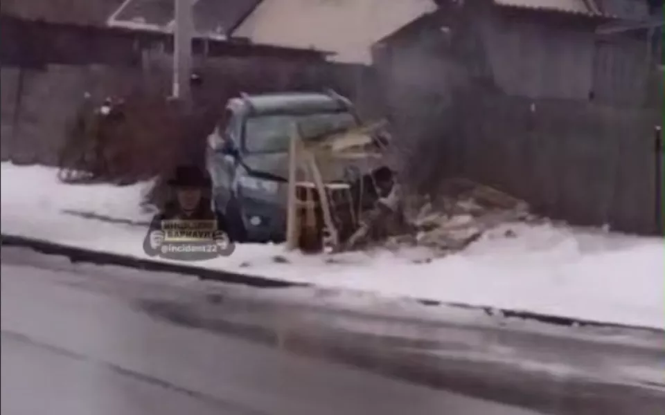 41 дом без газа: водитель врезался в газораспределительную колонку в Алтайском крае