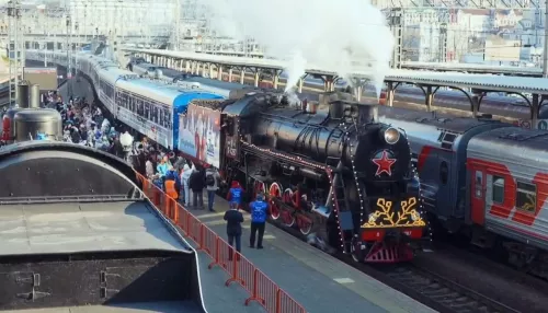 Поезд Деда Мороза отправился в путешествие по России. Видео