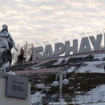 На набережной Барнаула установили арт-объект Обь. Фото