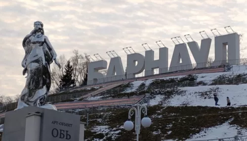 На набережной Барнаула установили арт-объект Обь. Фото