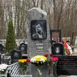 На могиле Василия Уткина появился памятник с его цитатами. Фото