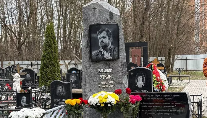 На могиле Василия Уткина появился памятник с его цитатами. Фото