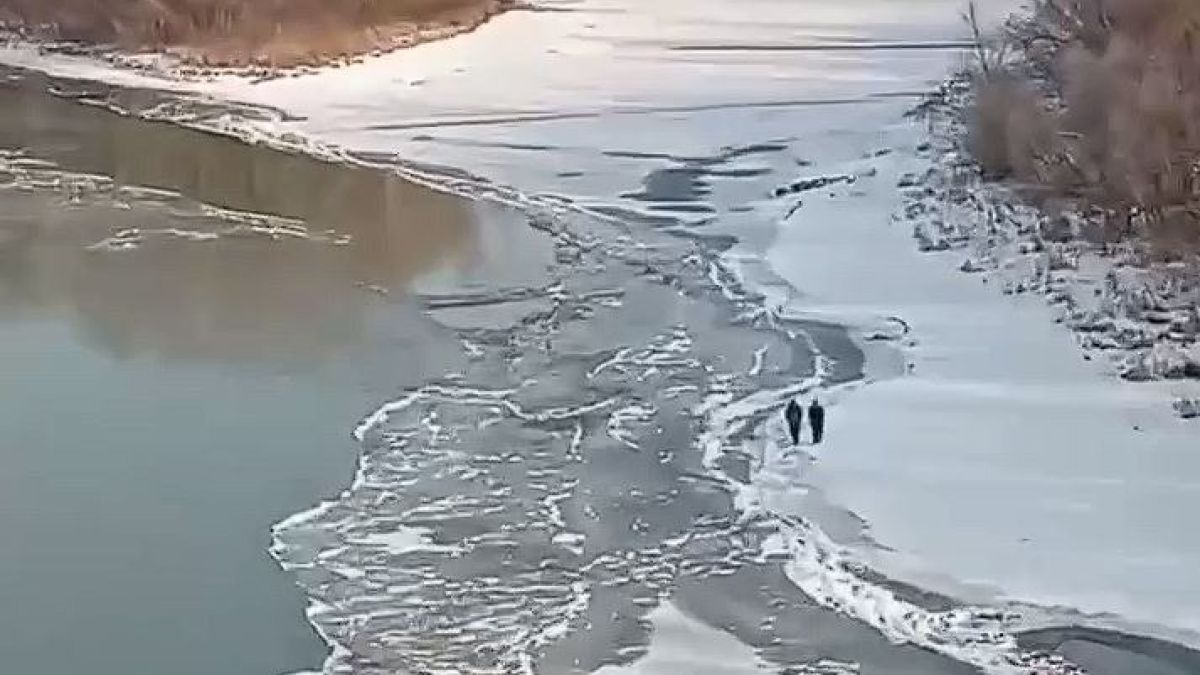 Дети гуляют по льду в Бийске