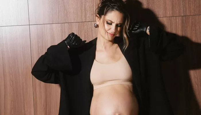 Агата Муцениеце снялась в откровенной фотосессии на позднем сроке беременности