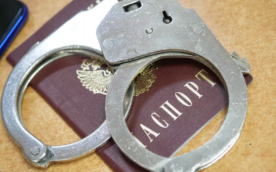 На Алтае сотрудницу полиции поймали на организации незаконной миграции