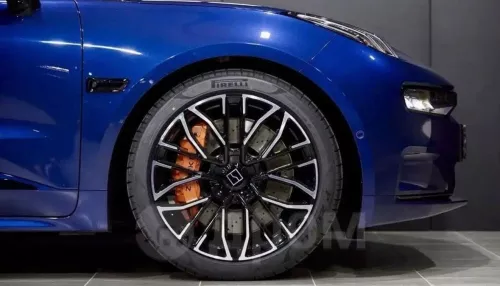 Стильный Zeekr с хрустальными ручками и спойлером продают в Барнауле. Фото