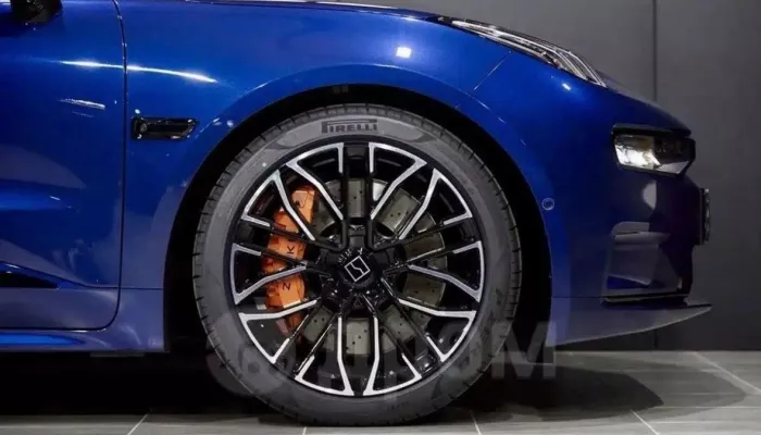 Стильный Zeekr с хрустальными ручками и спойлером продают в Барнауле. Фото