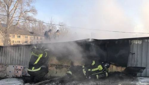 200 квадратов: крупный пожар в гаражном боксе ликвидировали в Бийске