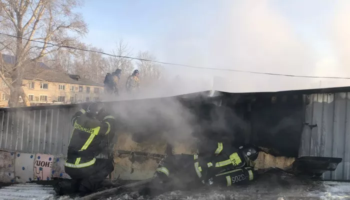 200 квадратов: крупный пожар в гаражном боксе ликвидировали в Бийске