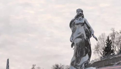 На набережной Барнаула появился четырехметровый арт-объект, символизирующий реку Обь