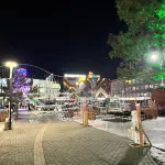 Зимний городок перед ТРЦ Galaxy в Барнауле наполняется новогодней атмосферой. Фото