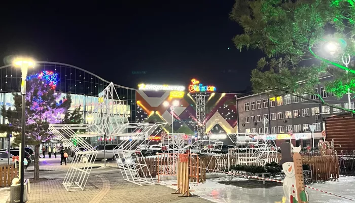 Зимний городок перед ТРЦ Galaxy в Барнауле наполняется новогодней атмосферой. Фото