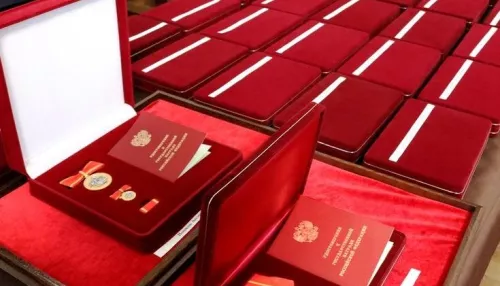 Президент России отметил высокими наградами жителей Алтая за профессиональные заслуги