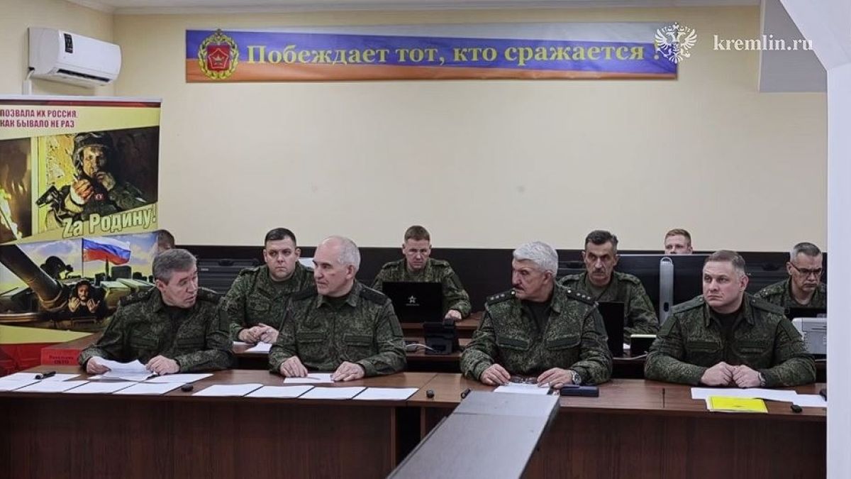 Александр Санчик (крайний справа)