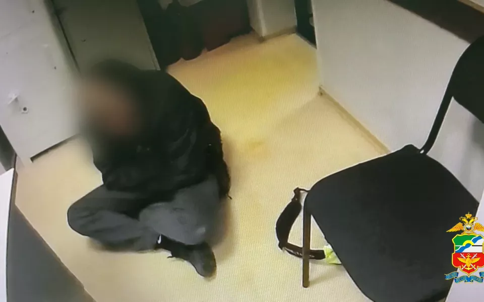 Полиция задержала неадекватного пьяного пассажира в аэропорту Горно-Алтайска