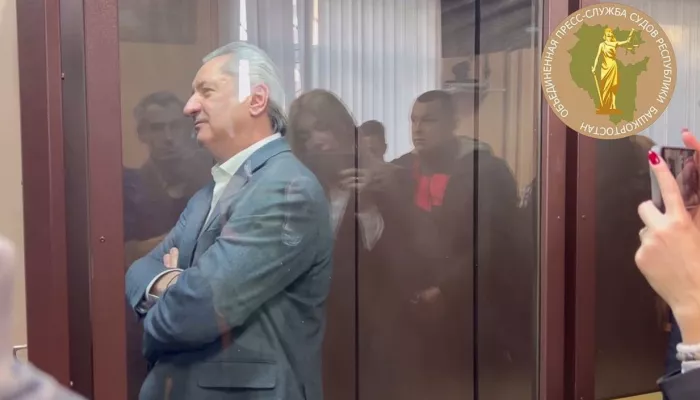 Бывший вице-премьер Башкирии пил кофе и аплодировал во время приговора