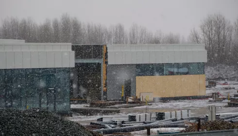 Фасады проклюнулись: в Барнауле достраивают торговую деревню на берегу Оби. Фото