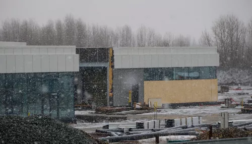 Фасады проклюнулись: в Барнауле достраивают торговую деревню на берегу Оби. Фото