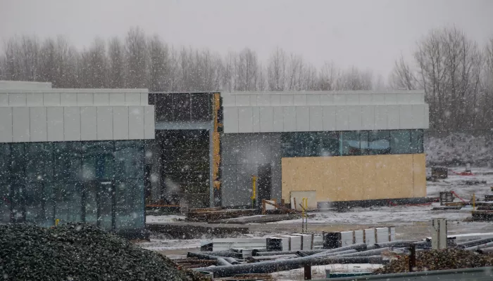 Фасады проклюнулись: в Барнауле достраивают торговую деревню на берегу Оби. Фото