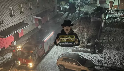 Росгвардия, полиция, пожарные и скорая ночью стянулись к барнаульской шестиэтажке