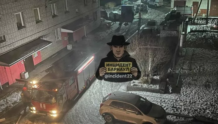 Росгвардия, полиция, пожарные и скорая ночью стянулись к барнаульской шестиэтажке