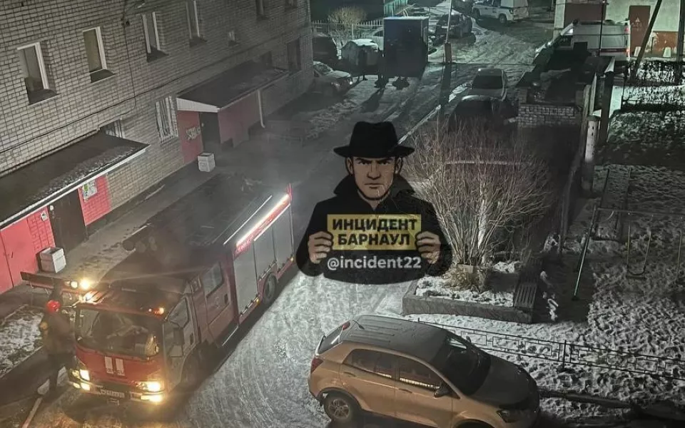 Росгвардия, полиция, пожарные и скорая ночью стянулись к барнаульской шестиэтажке