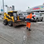 Более 70 единиц спецтехники вышло на борьбу со льдом в Барнауле. Какие улицы посыпят