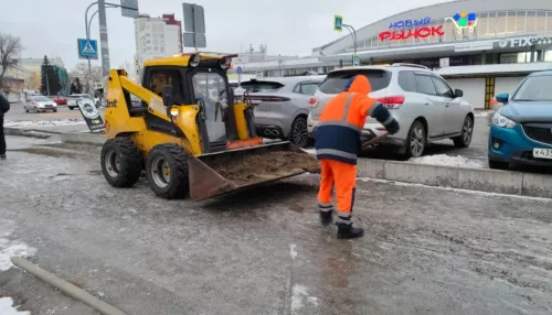 Более 70 единиц спецтехники вышло на борьбу со льдом в Барнауле. Какие улицы посыпят