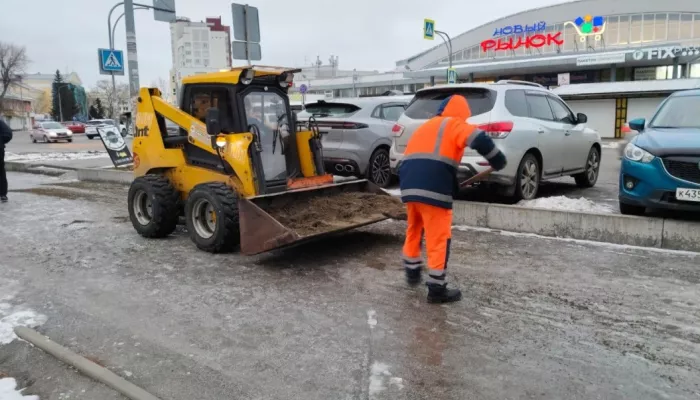 Более 70 единиц спецтехники вышло на борьбу со льдом в Барнауле. Какие улицы посыпят