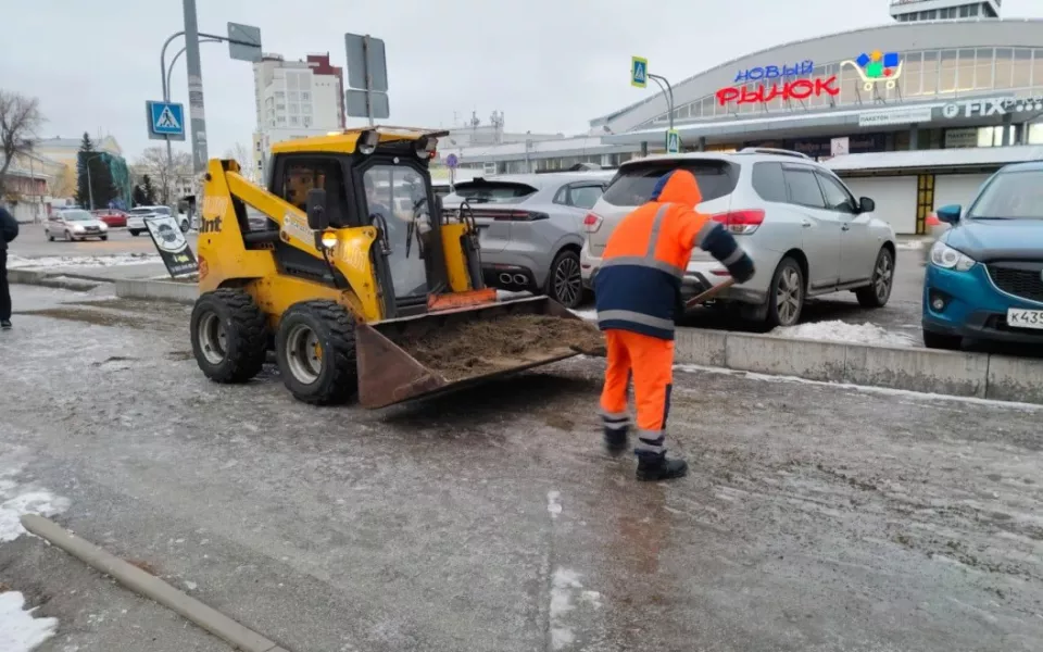 Более 70 единиц спецтехники вышло на борьбу со льдом в Барнауле. Какие улицы посыпят