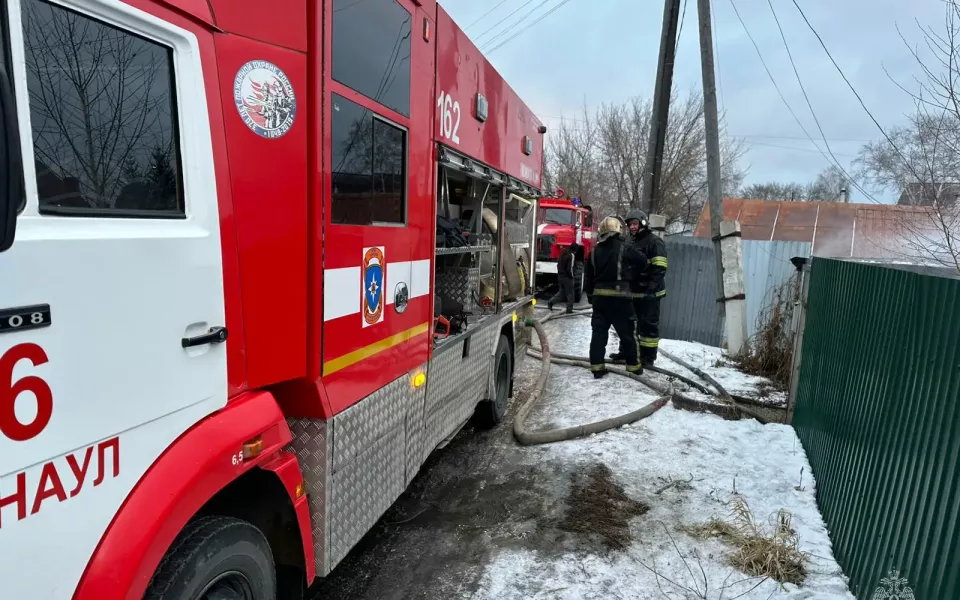 В пригороде Барнаула пожар в частном доме унес жизнь женщины