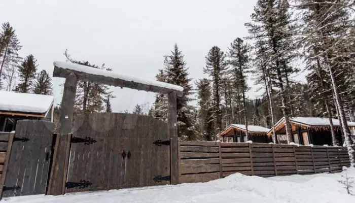 Базу отдыха возле Телецкого озера продают в Республике Алтай за 39 млн рублей. Фото