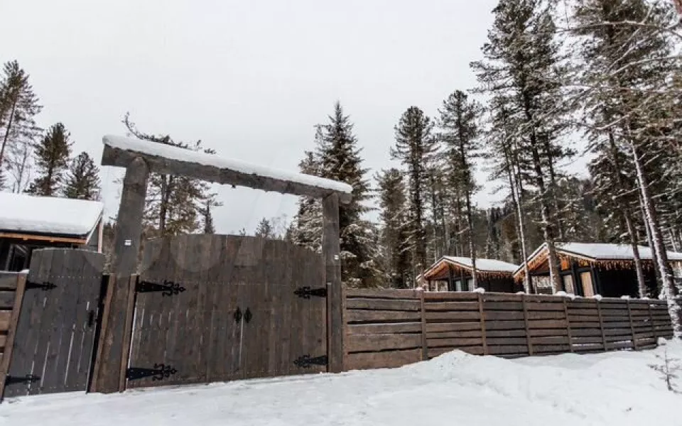 Базу отдыха возле Телецкого озера продают в Республике Алтай за 39 млн рублей. Фото